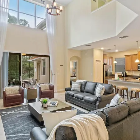 Spacious Vacation Home With Pool & Jacuzzi Near Disney